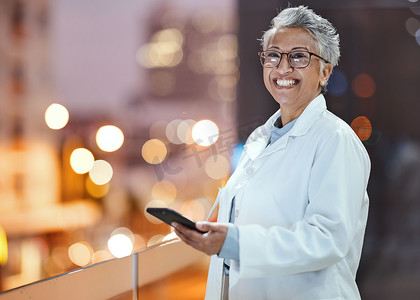 医院屋顶上的电话、医生和老年妇女在城市进行远程医疗、研究或在线咨询。