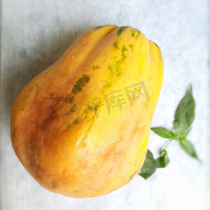黄色新鲜木瓜保存在蓝色背景中，富含纤维 维生素 C 和抗氧化剂 增强免疫力