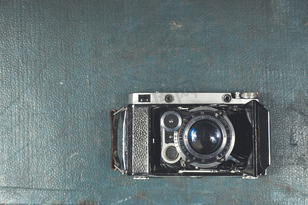 蓝色划痕背景上的旧老式相机。