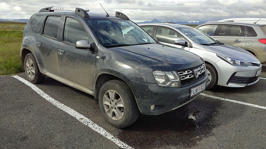 在冰岛越野后停在外面的肮脏的 Dacia Duster 汽车