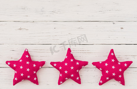 白色木头上的粉色星星装饰