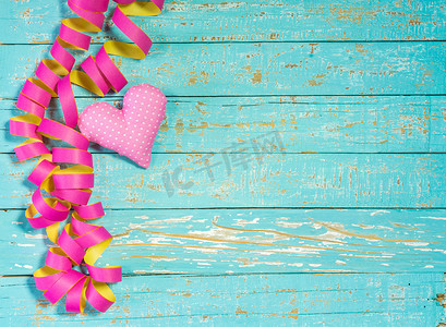 派对、生日或嘉年华庆典背景，带粉色彩带和心形
