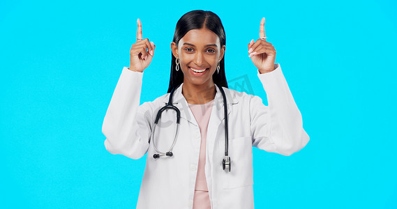 诊所通知背景摄影照片_医院医生、工作室和快乐的女人指向医疗宣传、医疗保健通知或诊所公告模型。