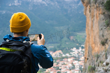 男人在旅行期间正在用手机拍照。