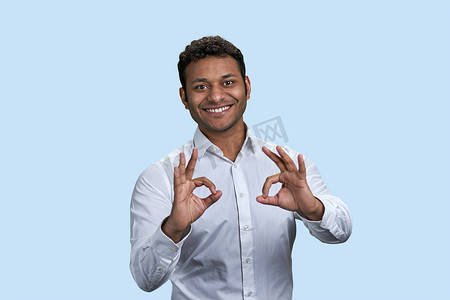 印地安人用双手展示好的手势标志。