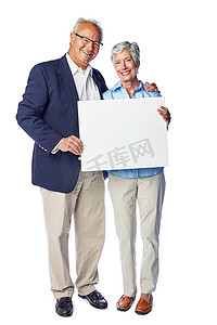 白色高级海报背景摄影照片_老年人拿着广告牌海报的高级、快乐和空白标志夫妇肖像。