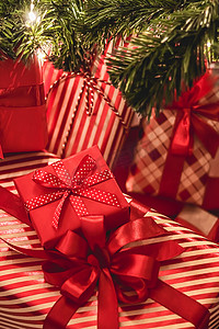 端午节礼摄影照片_圣诞礼物和节日礼物、装饰圣诞树下的经典圣诞礼盒、节日快乐和节礼日庆祝活动