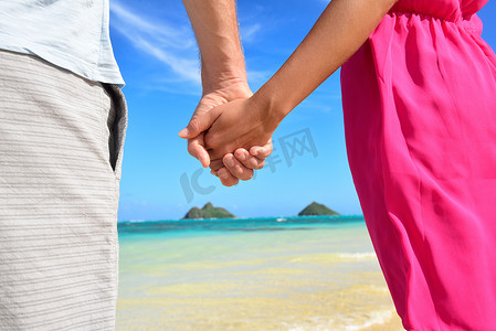 热恋中的海滩情侣手牵着手度蜜月