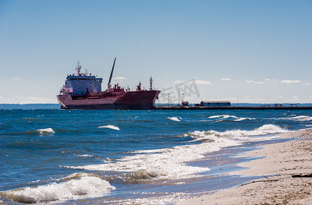 油轮摄影照片_油轮停靠在安大略湖的海滩附近。