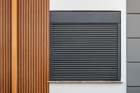 外立面采用木质花纹PVC板，窗户采用百叶窗的建筑