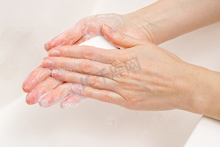 手中的抗菌肥皂。