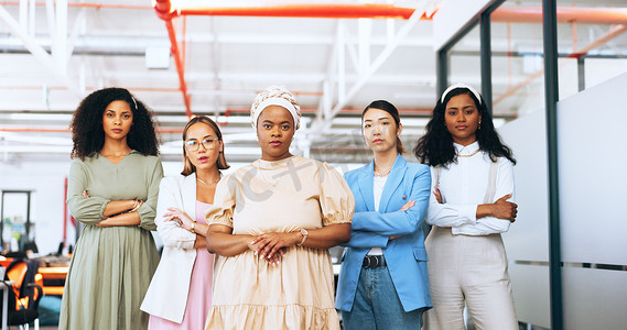 准备团队合作的女性办公室员工的商业、女性领导力和赋权肖像。