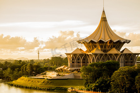 日落时分，在马来西亚古晋-婆罗洲的河边欣赏滨海艺术中心的景色。