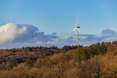 德国 Hohenlohekreis 可持续发电风力涡轮机前的森林