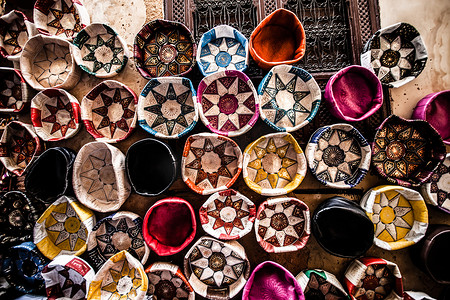 摩洛哥皮革厂的手袋、钱包、帽子和其他产品