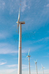 风力涡轮机和风力涡轮机上的绿色能源。