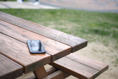 把智能手机忘在公园长椅上，丢了智能手机