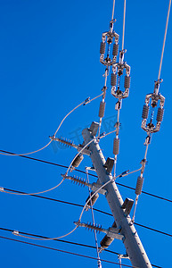 电线杆上的电力线和绝缘体的连接处