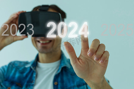 一个男人触摸虚拟屏幕 2024。商业新年概念，欢迎来到 2024 年概念。