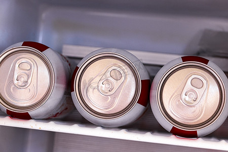 墨西哥普拉亚德尔卡门冰箱冰柜中的啤酒罐。