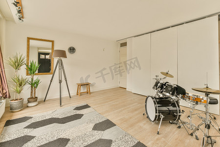 架子鼓摄影照片_带架子鼓和三脚架的客厅