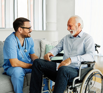 护士医生高级护理照顾者帮助援助轮椅退休家庭护理老人残疾残疾