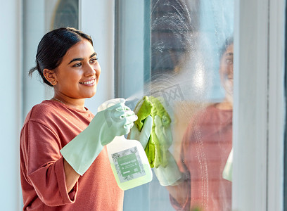 玻璃、喷雾或妇女在家里用液体肥皂或化学产品清洁窗户，以去除灰尘细菌或细菌。
