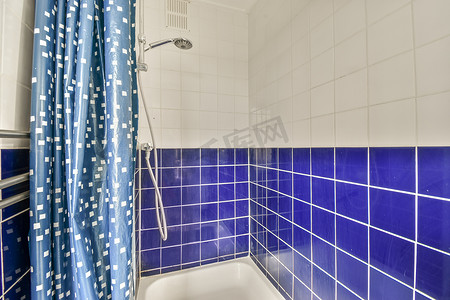 小窗帘摄影照片_带浴缸的小浴室内部