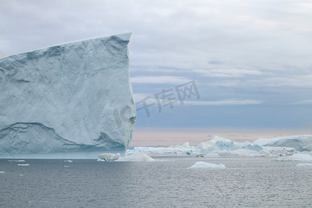 冰山摄影照片_日落时在伊卢利萨特的冰山