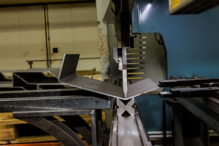 在 CNC 液压折弯机上使用钣金件。