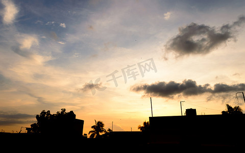 山水城市风景摄影照片_日落时分的加尔各答城市天际线轮廓。