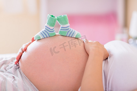 婴儿鞋在颠簸处的孕妇