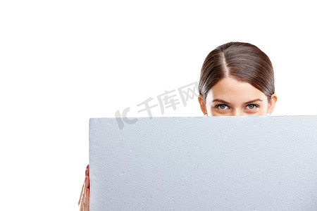 女人，在工作室里用标志和模型进行营销，用空白海报在白色背景上隔离的产品放置。