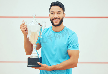 壁球运动员在与 copyspace 打完并赢得法庭比赛后微笑着拿着奖杯的肖像。