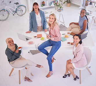 数字广告、设计和营销公司员工团队合作的女性、办公室多样性和创意创业协作。