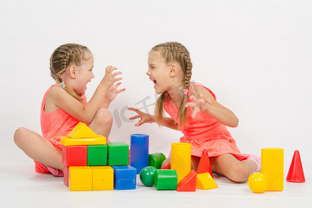 博饼骰子图摄影照片_两个女孩玩积木互相吓唬