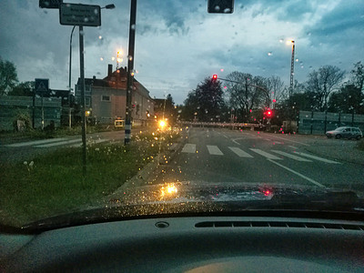 青海西藏铁路摄影照片_雨中铁路道口的封闭屏障