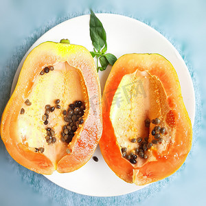 橙色新鲜木瓜切成两半，白色背景保存，富含纤维 维生素 C 和抗氧化剂 增强免疫力 对糖尿病患者和眼睛有益