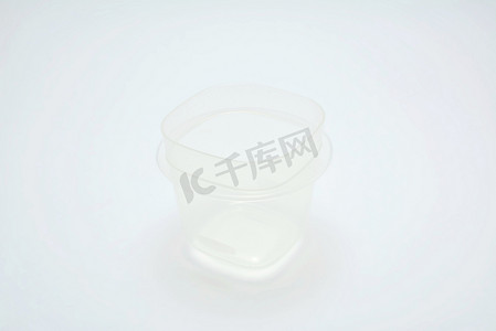 液体容器摄影照片_透明坚固的固体塑料液体容器