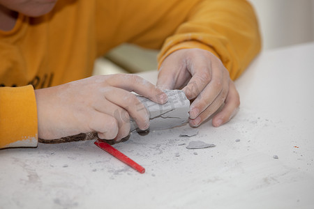 为小考古学家寻找化石的教育游戏图片，孩子们用手挖掘