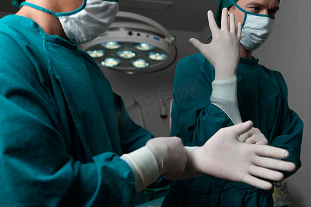 外科医生在进行手术前戴上防护性手术无菌手套和面罩
