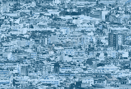 蓝色双色调拥挤的城市景观背景，数百座密集的建筑物