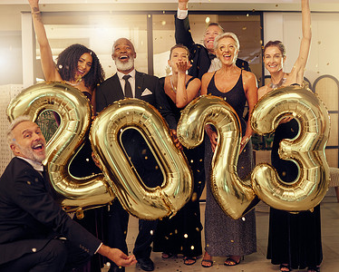 2023 年气球、派对和人们用五彩纸屑庆祝、除夕和社交活动。