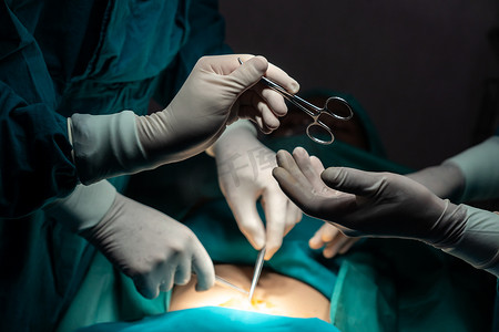 手术团队执行手术的图像护士分发无菌剪刀。