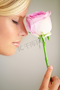 工作室里的花、浪漫和女人，带着玫瑰的香味、香味或香气。