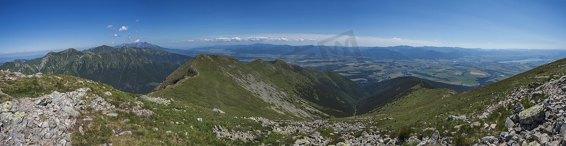 西塔特拉山脉或 Rohace 全景的 Baranec 峰顶的广阔全景。