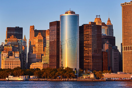 纽约曼哈顿南部海岸玻璃摩天大楼反射的金色夕阳光