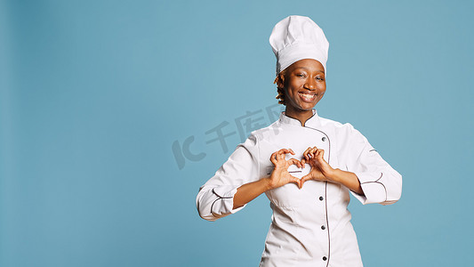 女厨师在镜头前展示心形符号