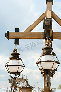 木杆子摄影照片_垂悬在一根木杆的老木灯笼