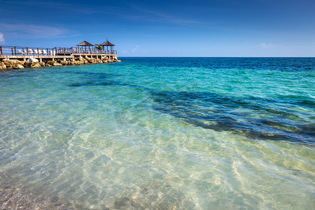牙买加蒙特哥湾的热带加勒比海滩和碧绿的海水